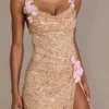 Seraphine Minikleid mit Verzierungen und offenem Rücken in Gold