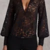 Serenya – Durchsichtiger, locker sitzender Playsuit mit tiefem Ausschnitt aus Spitze in Schwarz Serenya – Durchsichtiger, locker sitzender Playsuit mit tiefem Ausschnitt aus Spitze in Schwarz