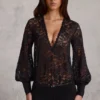 Serenya – Durchsichtiger, locker sitzender Playsuit mit tiefem Ausschnitt aus Spitze in Schwarz Serenya – Durchsichtiger, locker sitzender Playsuit mit tiefem Ausschnitt aus Spitze in Schwarz