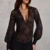Serenya – Durchsichtiger, locker sitzender Playsuit mit tiefem Ausschnitt aus Spitze in Schwarz Serenya – Durchsichtiger, locker sitzender Playsuit mit tiefem Ausschnitt aus Spitze in Schwarz