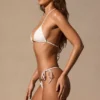 Serina String-Bikinihose mit seitlichen Bändern in Weiß Serina String-Bikinihose mit seitlichen Bändern in Weiß