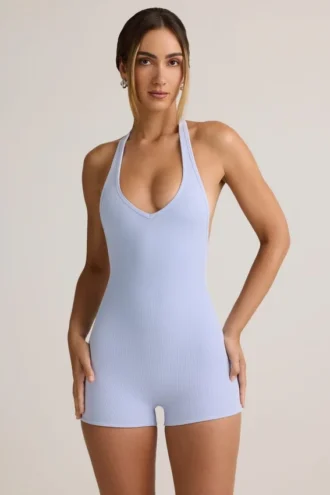 Shelly Modal-Playsuit mit geripptem Rückenausschnitt in Hellblau Shelly Modal-Playsuit mit geripptem Rückenausschnitt in Hellblau