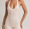 Shelly Modal-Playsuit mit geripptem Rückenausschnitt in Streifenmuster Shelly Modal-Playsuit mit geripptem Rückenausschnitt in Streifenmuster