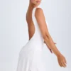 Shirin Minikleid mit drapiertem Rückenausschnitt in Weiß Shirin Minikleid mit drapiertem Rückenausschnitt in Weiß