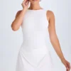 Shirin Minikleid mit drapiertem Rückenausschnitt in Weiß Shirin Minikleid mit drapiertem Rückenausschnitt in Weiß