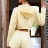 Shorts mit Knopfdetail und mittlerer Leibhöhe in Zitrone Shorts mit Knopfdetail und mittlerer Leibhöhe in Zitrone