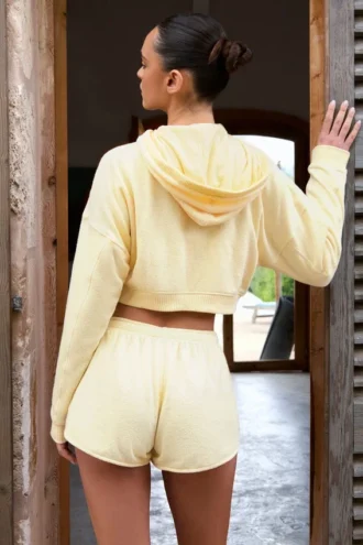 Shorts mit Knopfdetail und mittlerer Leibhöhe in Zitrone
