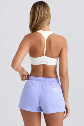 Shorts mit mittlerer Leibhöhe in Periwinkle