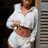 Shorts mit mittlerer Leibhöhe und Knopfdetail in Hellgrau Shorts mit mittlerer Leibhöhe und Knopfdetail in Hellgrau