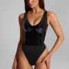 Siana Bodys aus glänzendem Vinyl mit tiefem Ausschnitt in Schwarz Siana Bodys aus glänzendem Vinyl mit tiefem Ausschnitt in Schwarz