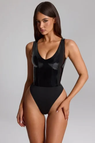 Siana Bodys aus glänzendem Vinyl mit tiefem Ausschnitt in Schwarz