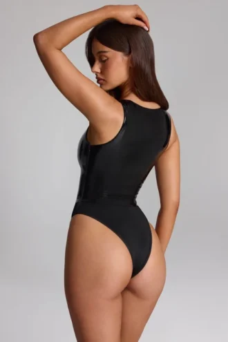 Siana Bodys aus glänzendem Vinyl mit tiefem Ausschnitt in Schwarz