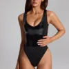 Siana Bodys aus glänzendem Vinyl mit tiefem Ausschnitt in Schwarz Siana Bodys aus glänzendem Vinyl mit tiefem Ausschnitt in Schwarz