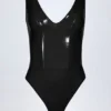 Siana Bodys aus glänzendem Vinyl mit tiefem Ausschnitt in Schwarz Siana Bodys aus glänzendem Vinyl mit tiefem Ausschnitt in Schwarz