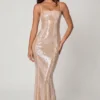 Sima – Verziertes Spitzenkleid mit quadratischem Ausschnitt in zartem Pfirsich Sima – Verziertes Spitzenkleid mit quadratischem Ausschnitt in zartem Pfirsich