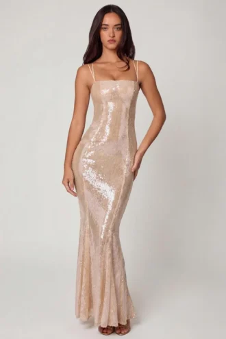 Sima – Verziertes Spitzenkleid mit quadratischem Ausschnitt in zartem Pfirsich