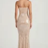 Sima – Verziertes Spitzenkleid mit quadratischem Ausschnitt in zartem Pfirsich Sima – Verziertes Spitzenkleid mit quadratischem Ausschnitt in zartem Pfirsich