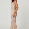 Sima – Verziertes Spitzenkleid mit quadratischem Ausschnitt in zartem Pfirsich Sima – Verziertes Spitzenkleid mit quadratischem Ausschnitt in zartem Pfirsich