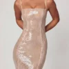 Sima – Verziertes Spitzenkleid mit quadratischem Ausschnitt in zartem Pfirsich Sima – Verziertes Spitzenkleid mit quadratischem Ausschnitt in zartem Pfirsich