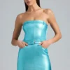 Simone Metallic-Denim-Minikleid mit Gürtel und trägerlosem Ausschnitt in Aqua Simone Metallic-Denim-Minikleid mit Gürtel und trägerlosem Ausschnitt in Aqua
