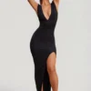 Sloane Maxikleid mit hohem Schlitz und tiefem Ausschnitt in Schwarz Sloane Maxikleid mit hohem Schlitz und tiefem Ausschnitt in Schwarz
