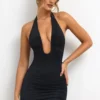 Sofija – Eng anliegendes Jersey-Minikleid mit tiefem Ausschnitt und Rüschen in Schwarz Sofija – Eng anliegendes Jersey-Minikleid mit tiefem Ausschnitt und Rüschen in Schwarz