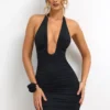 Sofija – Eng anliegendes Jersey-Minikleid mit tiefem Ausschnitt und Rüschen in Schwarz Sofija – Eng anliegendes Jersey-Minikleid mit tiefem Ausschnitt und Rüschen in Schwarz