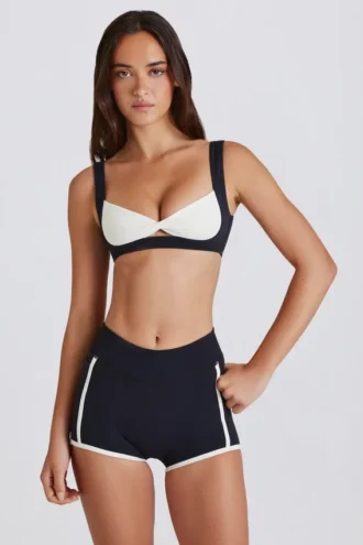 Soft Active Contrast Mini-Shorts in Schwarz