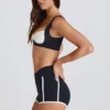 Soft Active Contrast Mini-Shorts in Schwarz