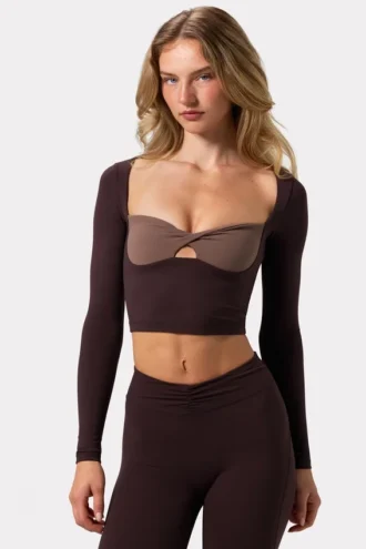 Soft Active Crop-Top mit gedrehtem Vorderteil in Espresso
