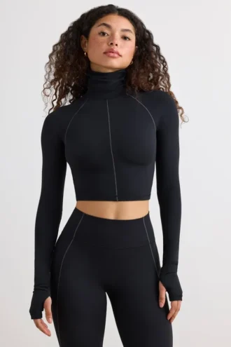 Soft Active Crop-Top mit Rollkragen in Schwarz