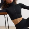 Soft Active Crop-Top mit Rollkragen in Schwarz Soft Active Crop-Top mit Rollkragen in Schwarz