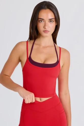 Soft Active Layered Cropped Tank Top in Erdbeerrot