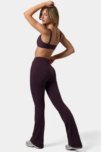 Soft Active Leggings mit Rüschen und ausgestelltem Bein in Plum