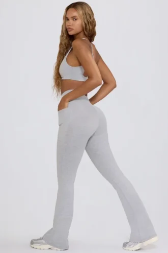 Soft Active Leggings mit V-förmigem Bund, Taschen und ausgestelltem Bein in Grau