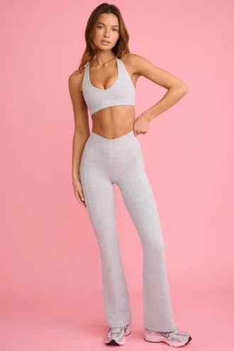 Soft Active Leggings mit V-förmigem Bund, Taschen und ausgestelltem Bein in Grau