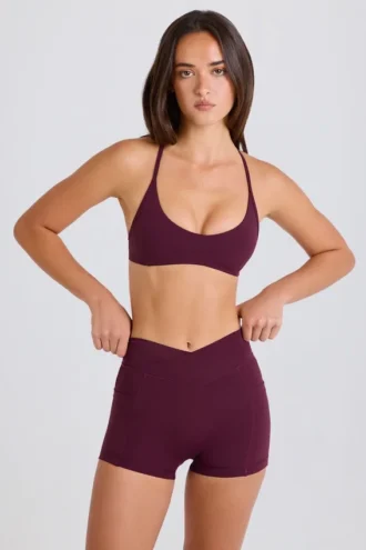 Soft Active Mini-Shorts mit V-förmigem Bund und Taschen in Burgunderrot