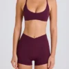 Soft Active Mini-Shorts mit V-förmigem Bund und Taschen in Burgunderrot Soft Active Mini-Shorts mit V-förmigem Bund und Taschen in Burgunderrot