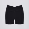 Soft Active Mini-Shorts mit V-förmigem Bund und Taschen in Schwarz Soft Active Mini-Shorts mit V-förmigem Bund und Taschen in Schwarz