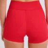 Soft Active Mini-Shorts mit V-förmigem Bund und Taschen in Strawberry Red Soft Active Mini-Shorts mit V-förmigem Bund und Taschen in Strawberry Red