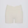 Soft Active Mini-Shorts mit V-Taille und Tasche in Creme