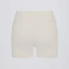 Soft Active Mini-Shorts mit V-Taille und Tasche in Creme