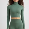 Soft Active Rollkragen-Crop-Top in Khaki