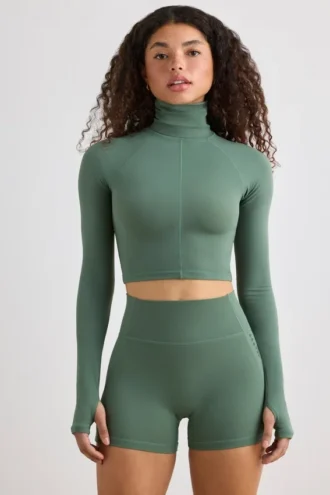 Soft Active Rollkragen-Crop-Top in Khaki
