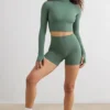 Soft Active Rollkragen-Crop-Top in Khaki
