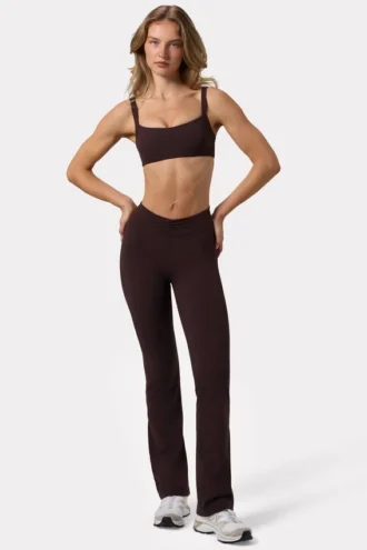 Soft Active Rüschen-Hose mit ausgestelltem Bein in Espresso