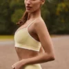 Soft Active Sport-BH mit Herzausschnitt und Kontrast in Soft Yellow Soft Active Sport-BH mit Herzausschnitt und Kontrast in Soft Yellow