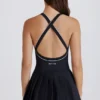 Soft Active Tennis-Kleid mit Plissee und gekreuztem Rücken in Schwarz Soft Active Tennis-Kleid mit Plissee und gekreuztem Rücken in Schwarz
