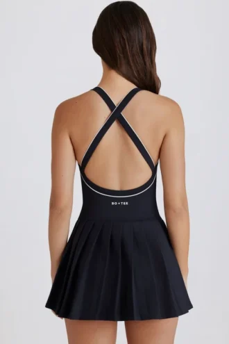 Soft Active Tennis-Kleid mit Plissee und gekreuztem Rücken in Schwarz