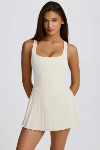 Soft Active Tennis-Kleid mit Plissee und offenem Rücken in Ivory